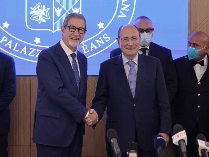Nello Musumeci e Renato Schifani, l'ex e l'attuale presidente della Sicilia e il suo predecessore (LaPresse)<br /> <br />