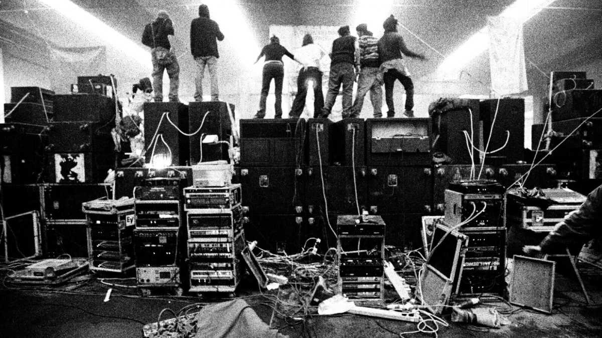 Immagine di Un fotografo delle celebrità ha immortalato gli spiriti dei rave, raccontandoli meglio di qualsiasi sociologo