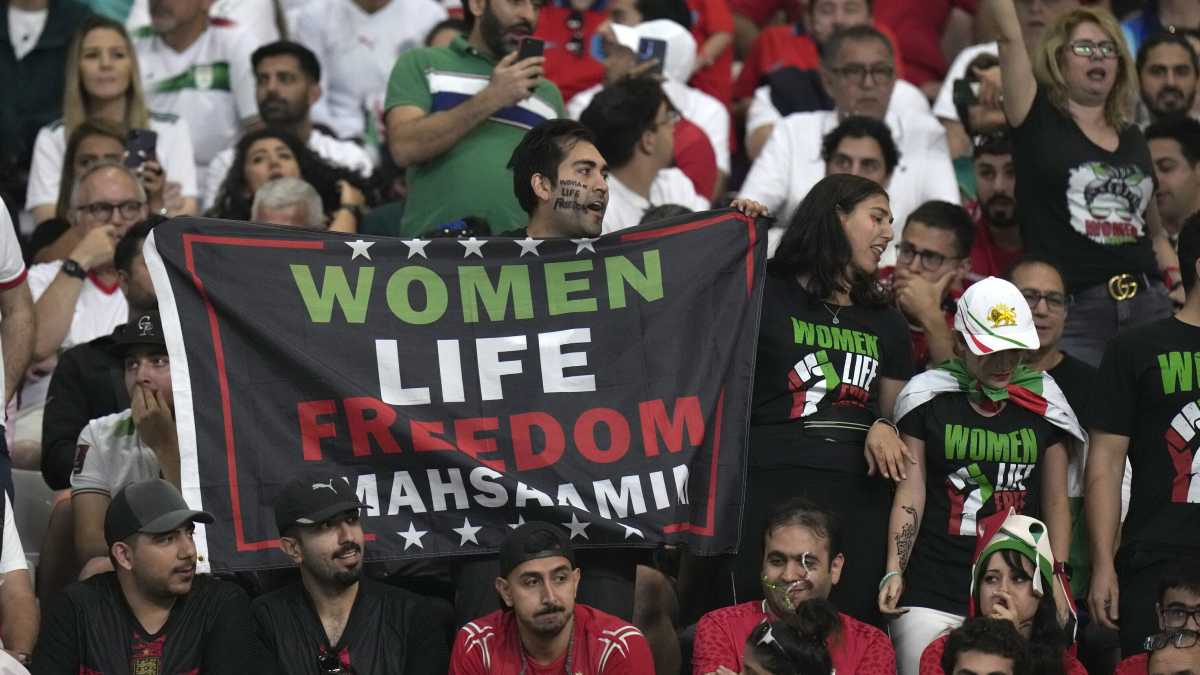 Immagine di Dalla parte della Nazionale di calcio iraniana, contro il regime