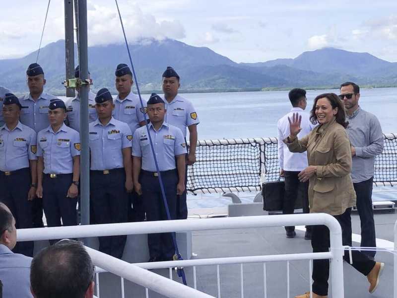 Che ci fa Kamala Harris su un’isola sperduta del Mar cinese del sud