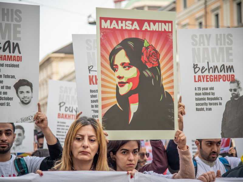Un corteo a Milano in favore della protesta iraniana (LaPresse)&nbsp;
