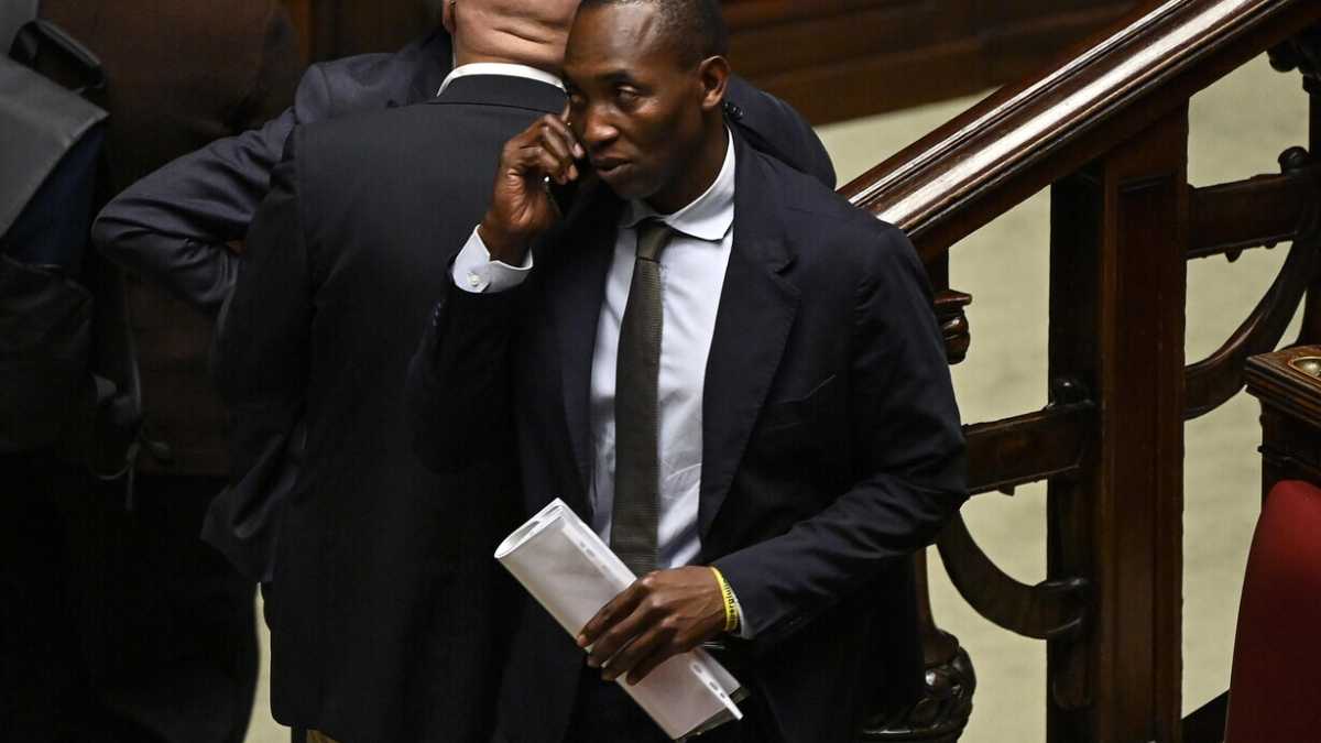 Immagine di Soumahoro si autosospende tra i sospiri e il "turbamento" dei rossoverdi
