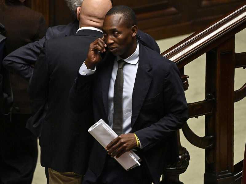 Soumahoro si autosospende tra i sospiri e il "turbamento" dei rossoverdi