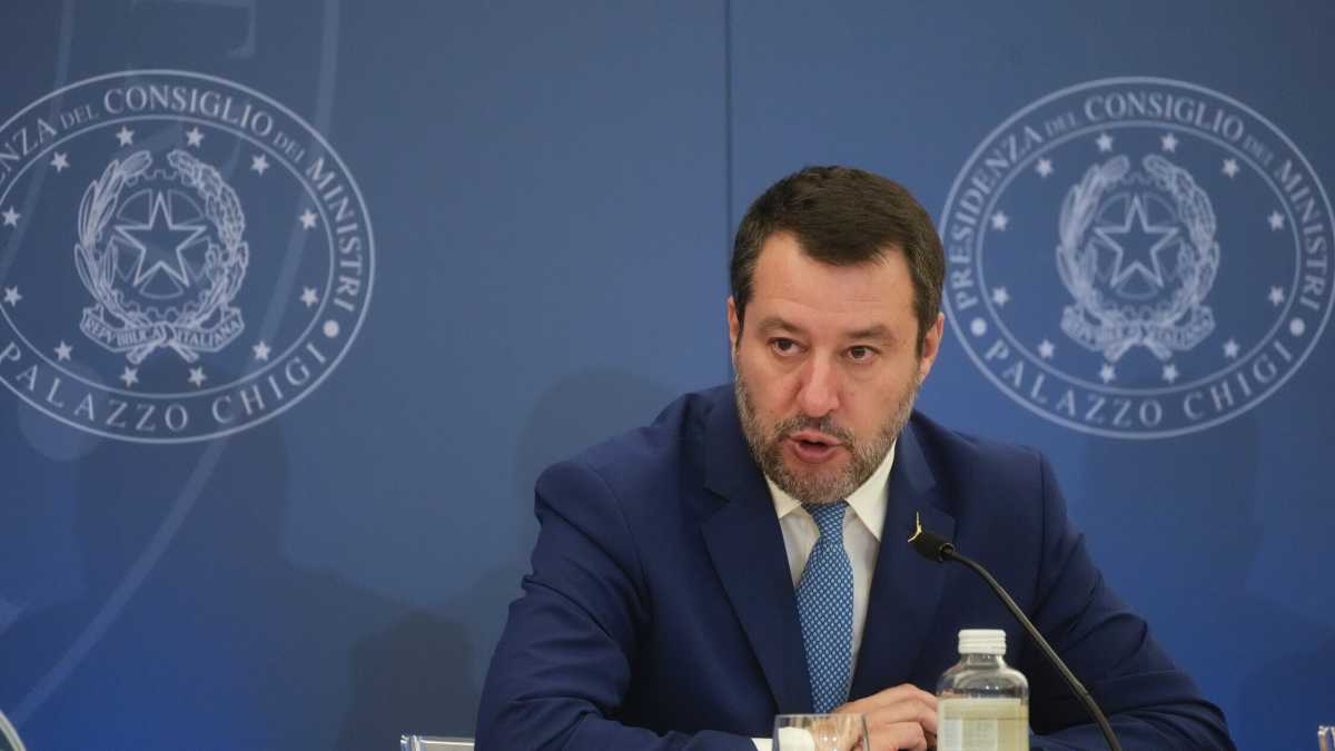 Immagine di Sfascio Salvini. In Europa il gruppo è in crisi, in Italia è fuga verso Calenda