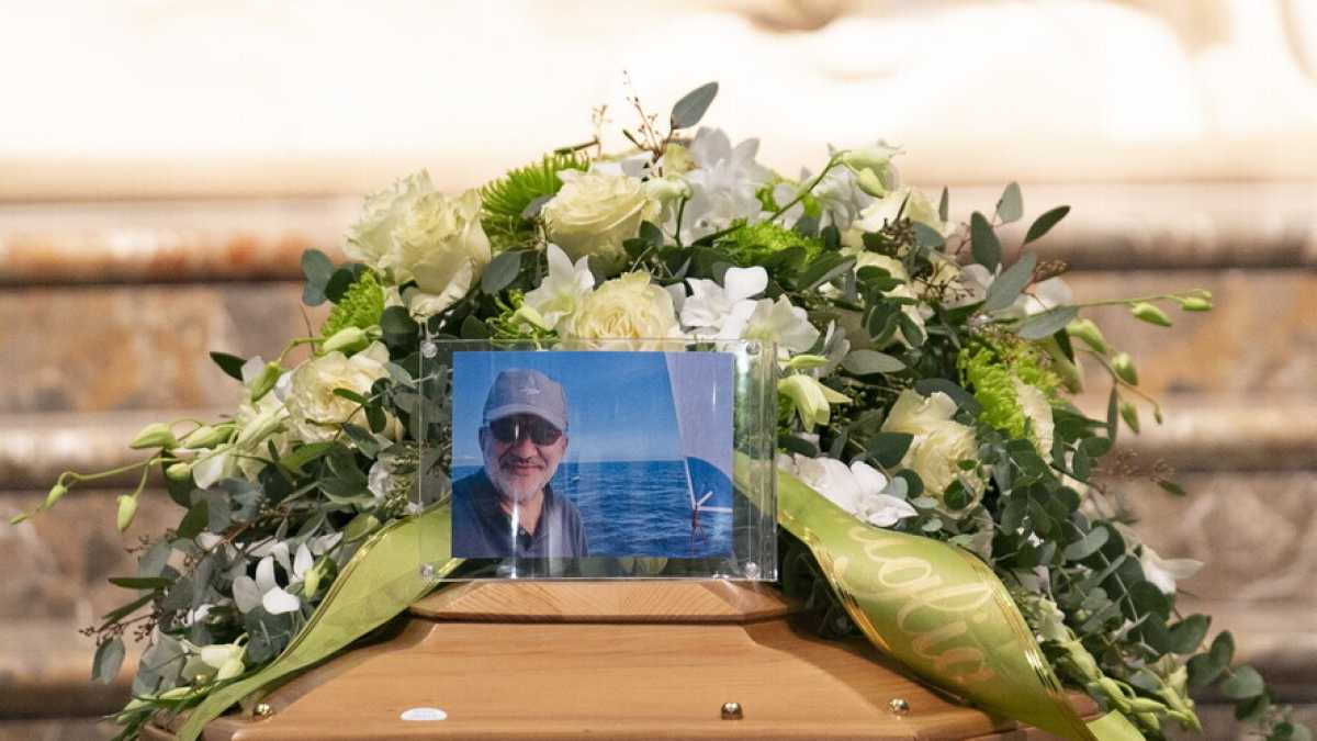 Immagine di L'ultimo blues di Bobo Maroni. L'abbraccio della vecchia Lega intorno alla bara del "segretario"