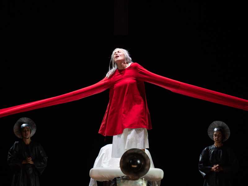 Una scena dai &ldquo;Dialoghi delle carmelitane&rdquo; per la regia di Emma Dante. Courtesy Fabrizio Sansoni - Teatro dell'Opera di Roma&nbsp;<br />