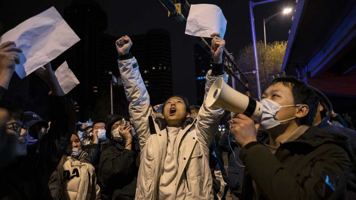 Immagine di In Cina i giovani non sono più sdraiati, ma in piedi con un foglio bianco