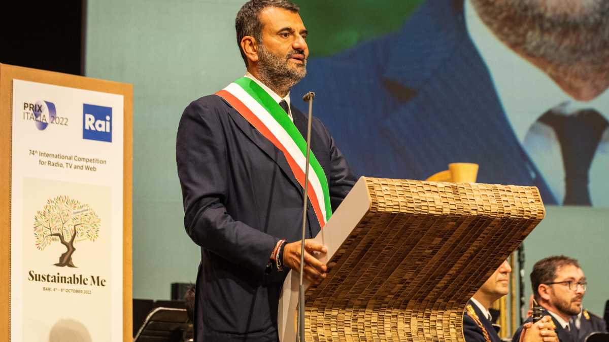 Immagine di Antonio Decaro invoca l’unione delle forze per il Pd (e pro Bonaccini)