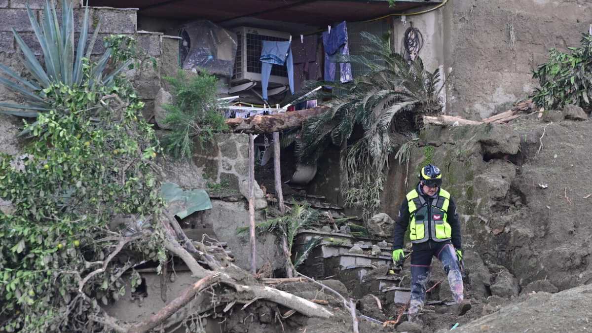 Immagine di Dietro la frana di Ischia: l'incapacità di spendere i soldi europei. Chiacchiere con il ministro Fitto