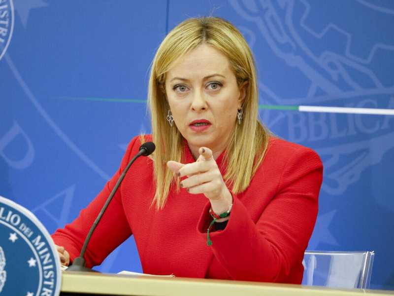 Giorgia Meloni in conferenza stampa sulla manovra (Ansa)