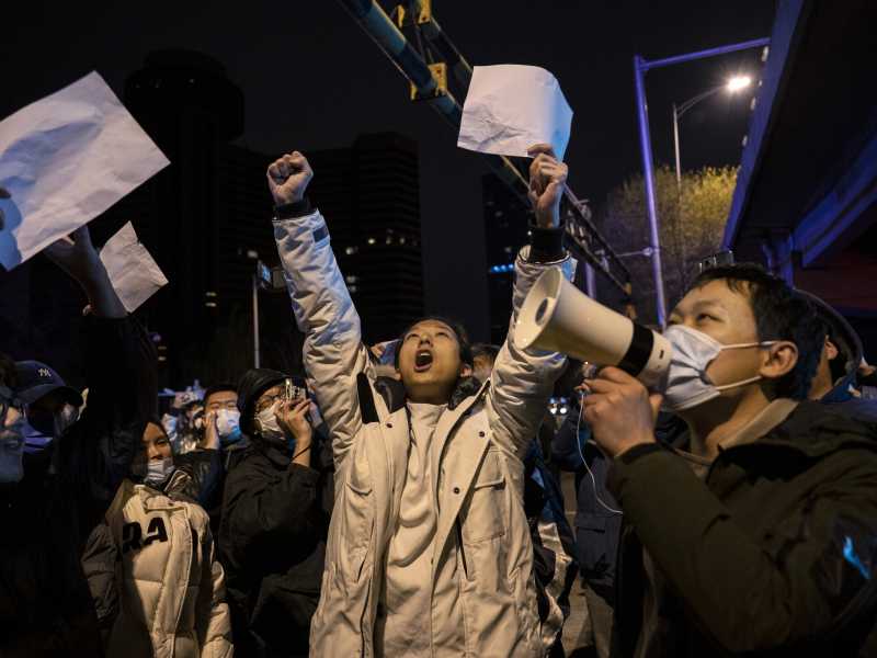 In Cina i giovani non sono più sdraiati, ma in piedi con un foglio bianco