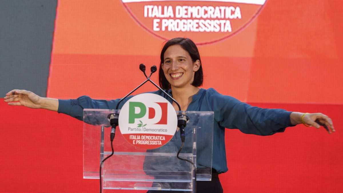 Immagine di Cronaca magrittiana di una sera con Elly Schlein: si (non) candida al Pd