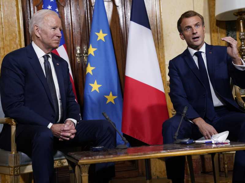 La resistenza ucraina smonta la formula realista nei confronti dei regimi. L’incontro Macron-Biden