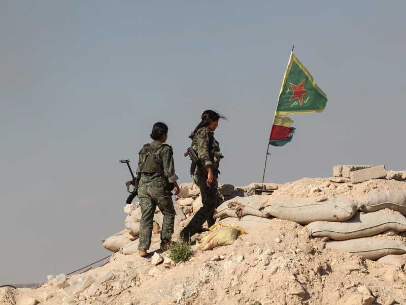 Due combattenti curde delle unità di protezione del popolo nella periferia della città siriana di Kobane (foto di Ahmet Sik/Getty Images) <br />