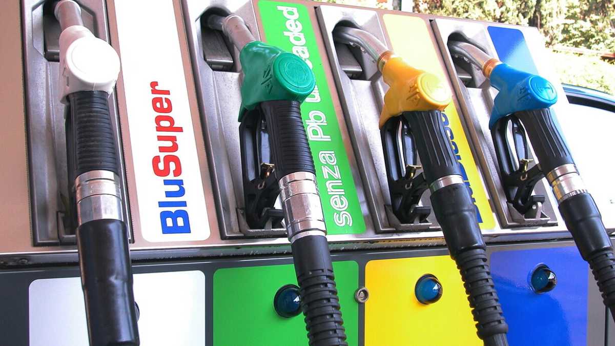 Immagine di Da oggi diesel e benzina costano di più, ma lo stato risparmierà 5 miliardi