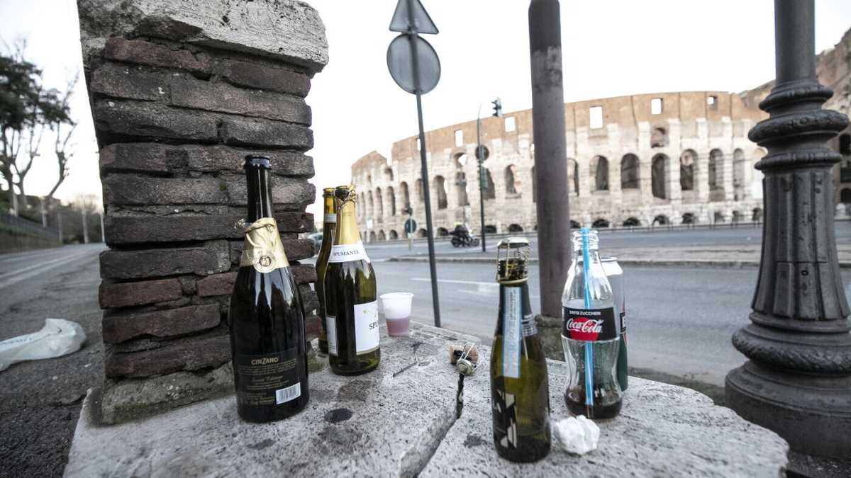 Immagine di Sì al riutilizzo, stop al riciclo. La svolta dell’Ue sui rifiuti indigna le imprese italiane. Numeri e guai