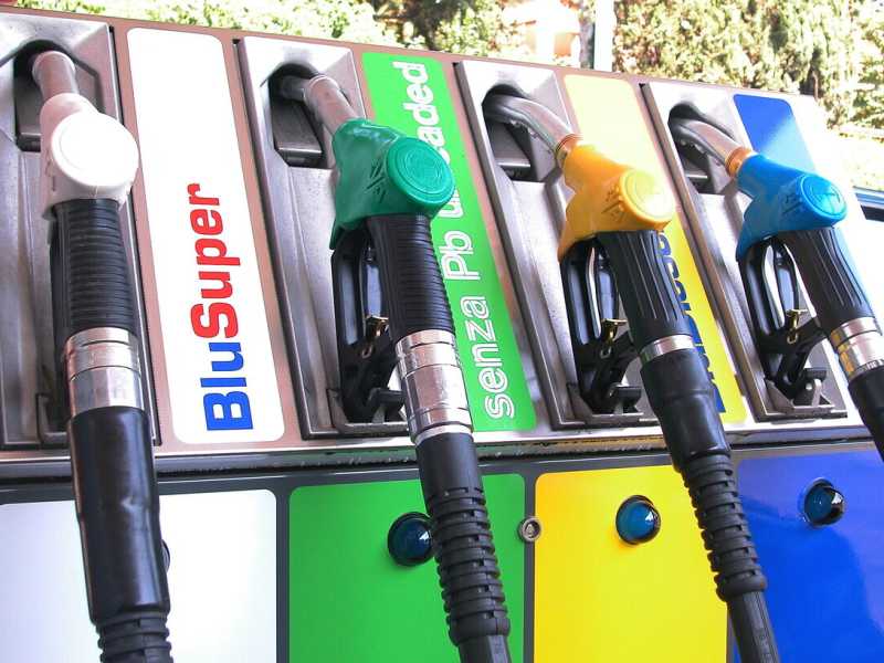 Da oggi diesel e benzina costano di più, ma lo stato risparmierà 5 miliardi
