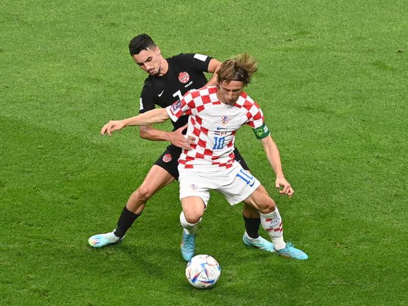 Stephen Eust&aacute;quio contrasta Luka Modric (foto Epa, via Ansa)