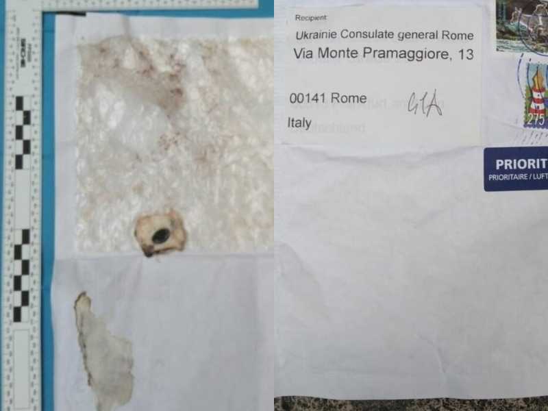 Ecco le foto dei pacchi insanguinati recapitati ai consolati ucraini in Italia