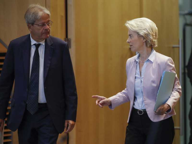 Paolo Gentiloni e Ursula von Der Leyen (Ansa)