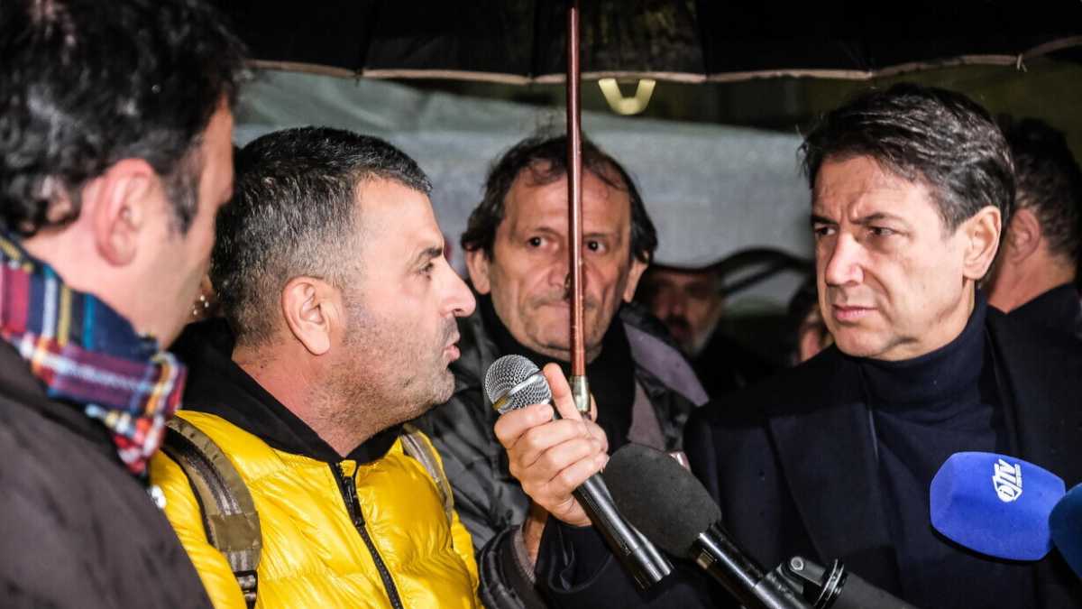 Immagine di La Samarcanda di Conte, interviste a chi prende il Reddito. “Il Pd? Si fa opposizione da solo”