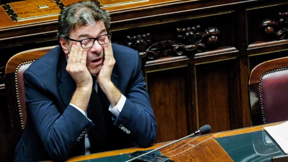 Immagine di Il ministro del vorrei ma non Pos. Tutto l'imbarazzo di Giorgetti nel difendere la manovra di Giorgetti