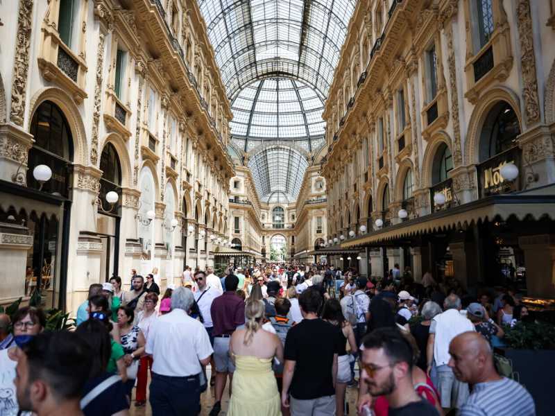 Turisti in galleria Vittorio Emanuele II a Milano (LaPresse) <br />