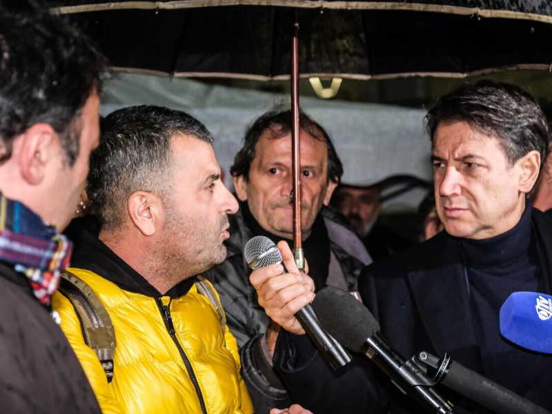Il presidente del M5S Giuseppe Conte in visita al parco Corto Maltese di Scampia, per dibattere sul reddito di cittadinanza, Napoli, 2 Dicembre 2022. ANSA/CESARE ABBATE&nbsp;<br />