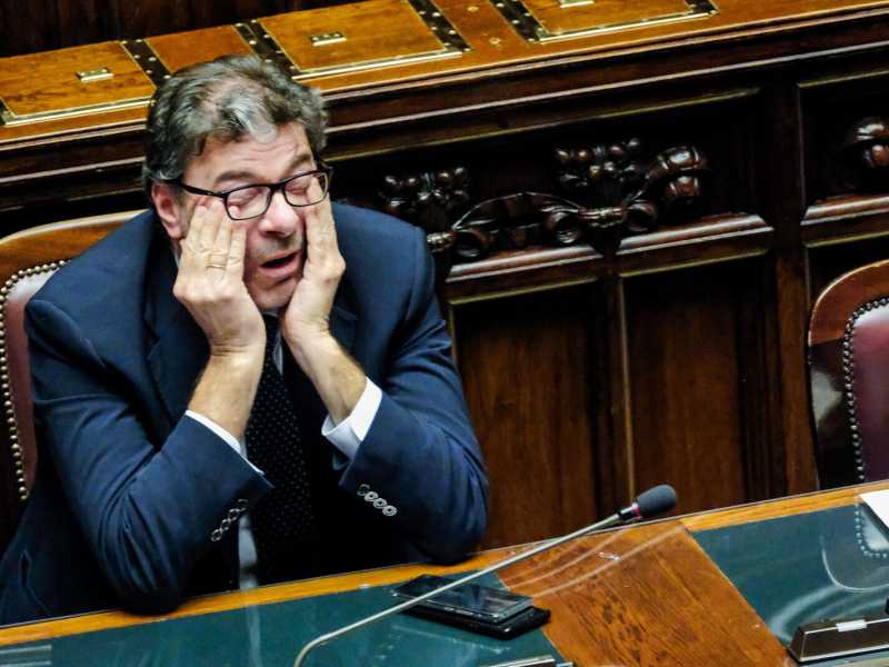 Il ministro del vorrei ma non Pos. Tutto l'imbarazzo di Giorgetti nel difendere la manovra di Giorgetti