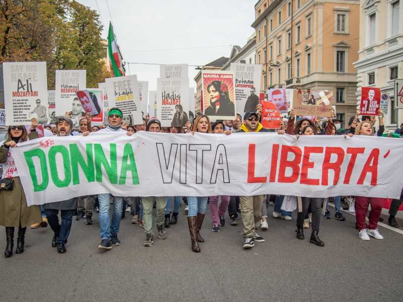 Corteo in Corso Venezia Donna Vita Libertà a favore della protesta iraniana (LaPresse) <br />