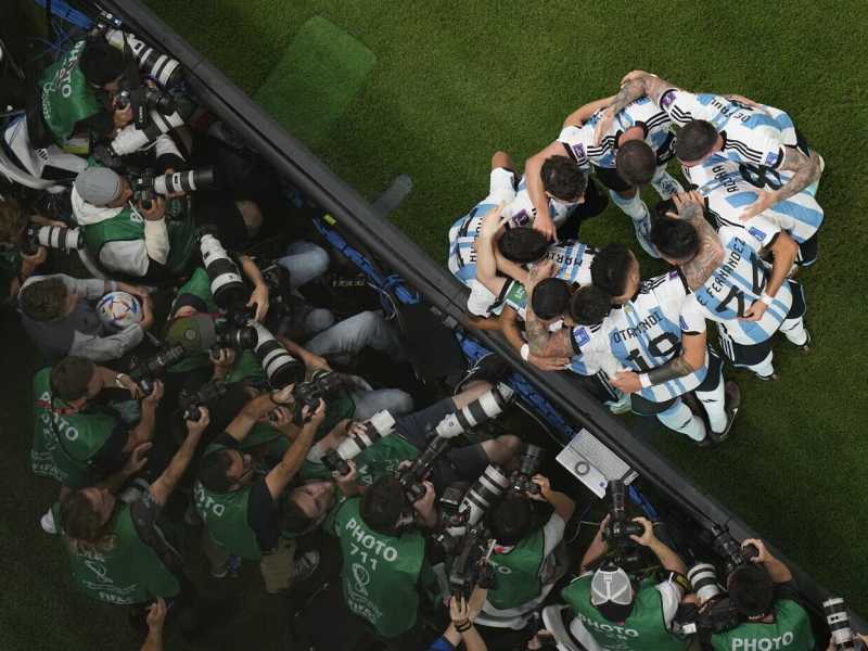 Foto di gruppo per l’Argentina che dopo la sconfitta con l’Arabia si è ripresa e ora è una delle favorite per la vittoria finale (foto Pavel Golovkin/LaPresse) <br />