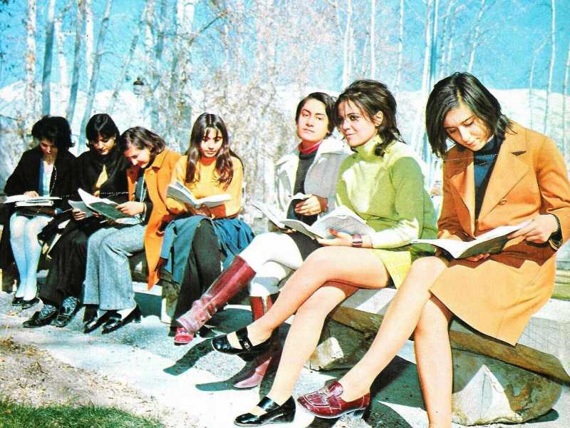 Studentesse dell’Università di Teheran negli anni 70. In basso, Forough Farrokhzad (Wikipedia) <br />