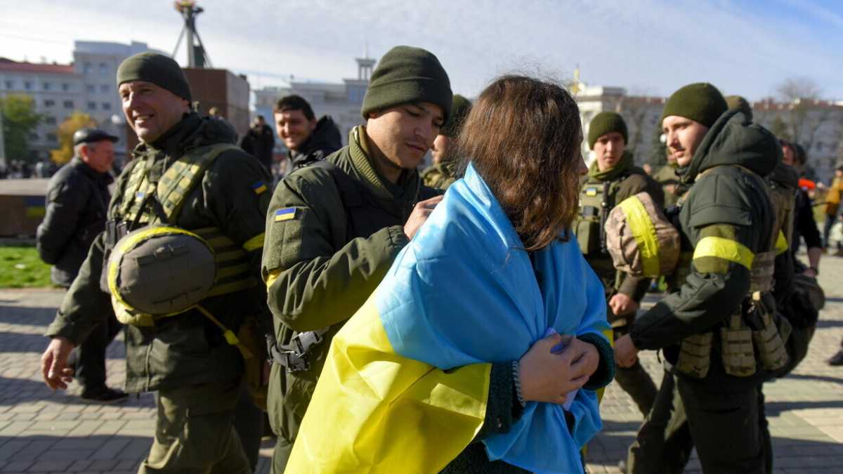 Immagine di Cosa spinge quei soldati ucraini al rischio di issare la loro bandiera a Kherson