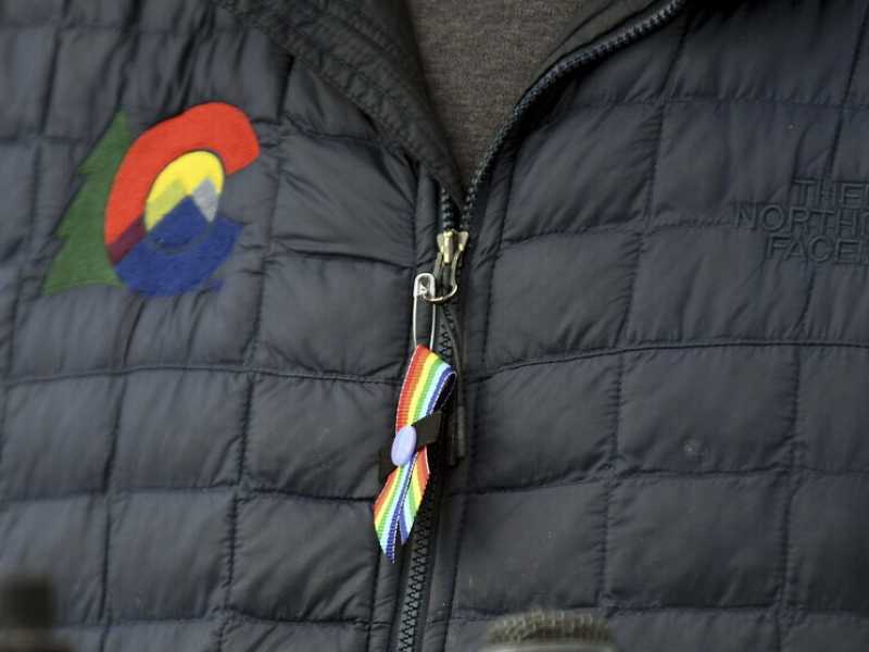 Il governatore del Colorado Jared Polis indossa una spilla a sostegno della comunità gay (Foto AP Photo/ Thomas Peipert) <br />