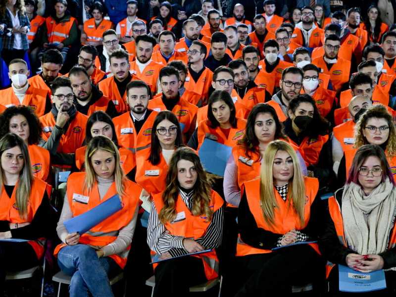 La cerimonia di firma di contratto di assunzione, nella sala dei Baroni del Maschio Angioino di Napoli, di duecento netturbini (ANSA / CIRO FUSCO) <br />