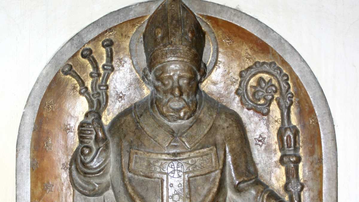 Immagine di Sant'Ambrogio, sferza preti e parapreti che non riempiono le acquasantiere