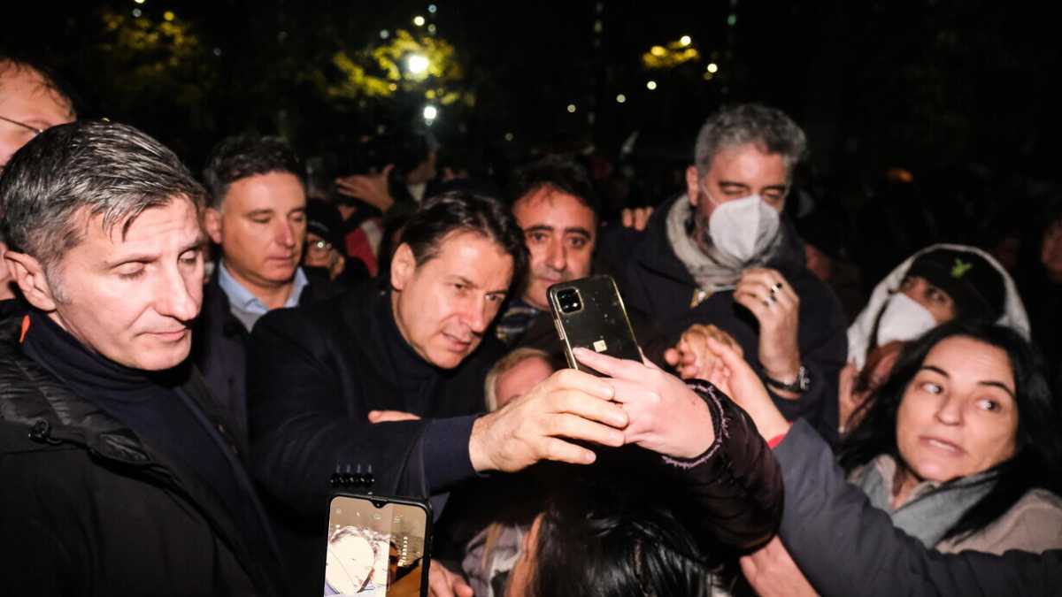 Immagine di Mentre il Pd suona la chitarra (o la lira) Conte si prende la sinistra