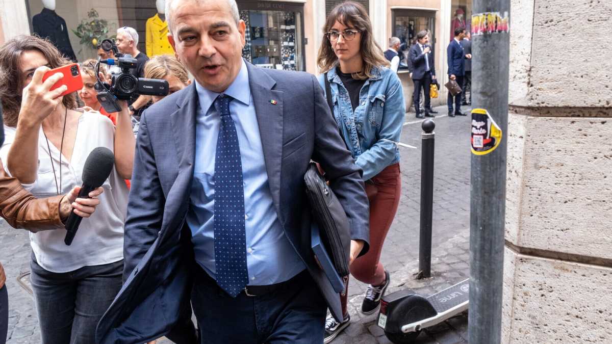 Immagine di La moneta di Meloni, secondo Fazzolari e Filini