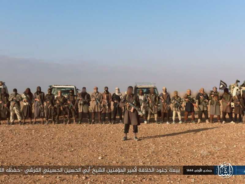 Combattenti dell'Isis in Siria giurano fedeltà al nuovo califfo. Sullo sfondo, diversi bambini armati