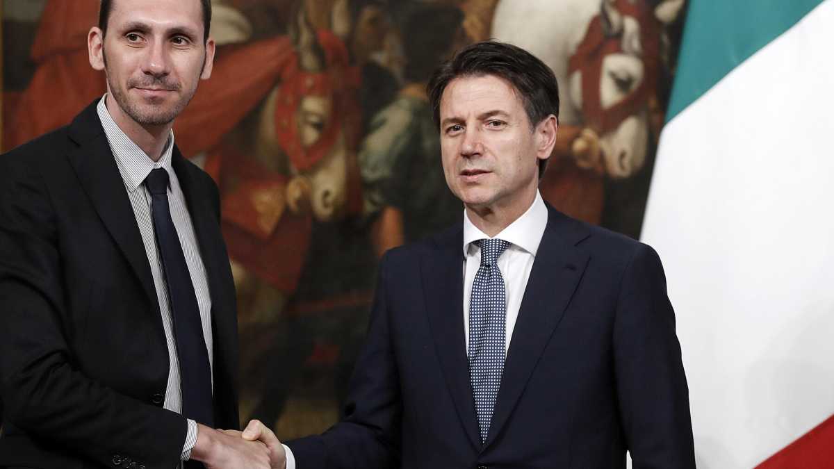 Immagine di M5s, ecco il reddito di cittadinanza parlamentare: assunto anche Cominardi dopo Crimi e Taverna