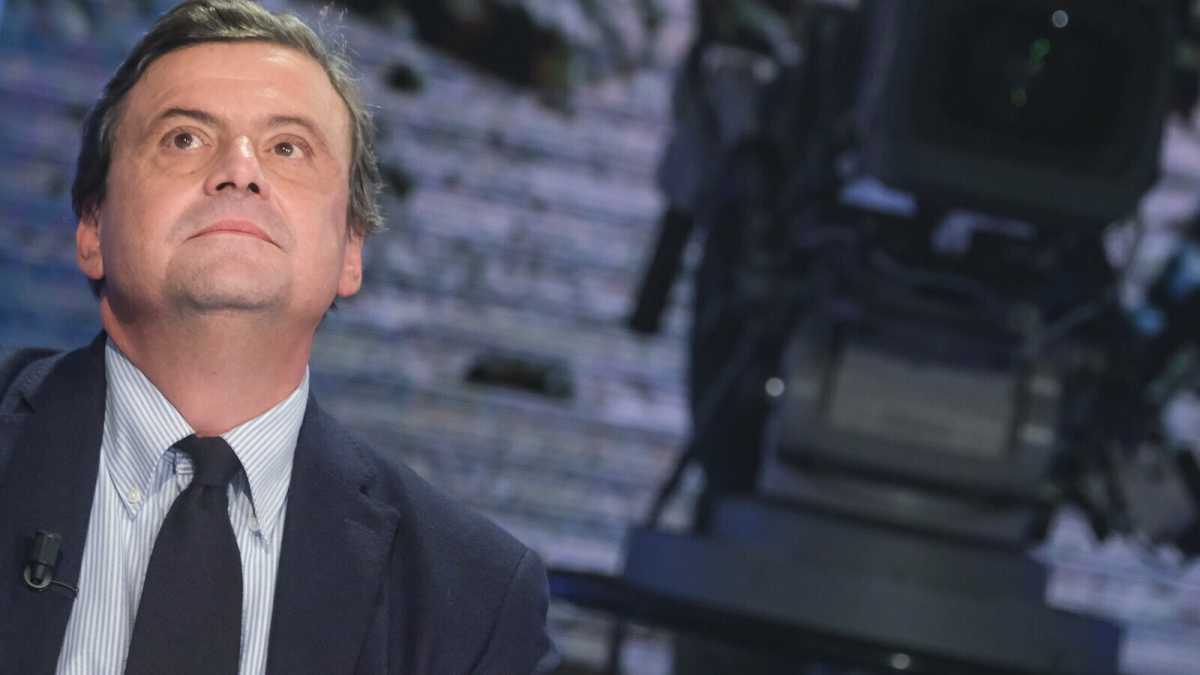 Immagine di Calenda va in Puglia per suonarle ad Emiliano, ma se le suona da solo