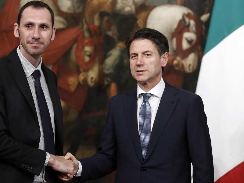 M5s, ecco il reddito di cittadinanza parlamentare: assunto anche Cominardi dopo Crimi e Taverna