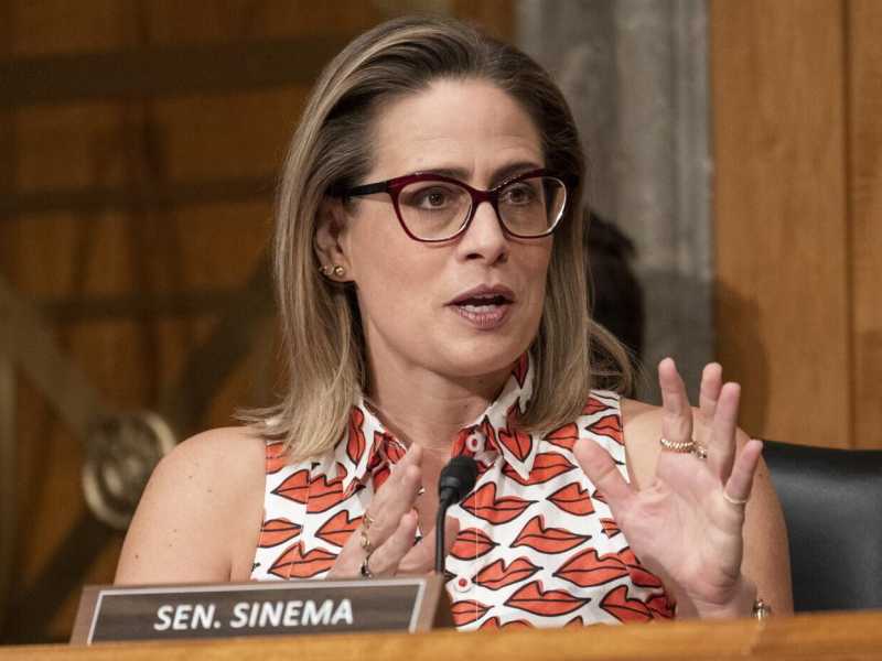 La mina vagante Kyrsten Sinema lascia i dem. La nuova "indipendente dell'Arizona"