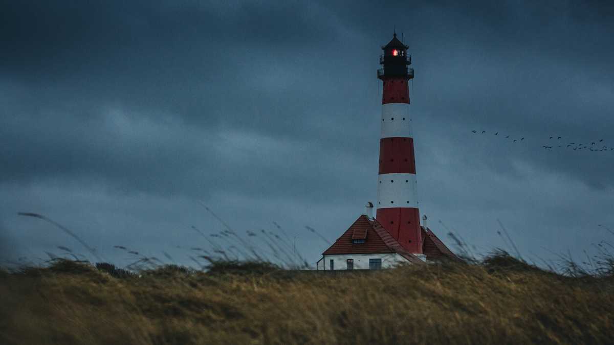 Immagine di “Breve atlante dei fari in capo al mondo” è un manuale di solitudini avventurose