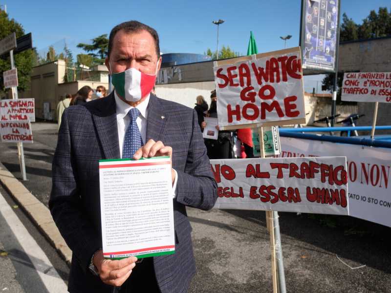 L'ammiraglio De Felice durante un'iniziativa contro le navi di soccorso ONG, a Roma nel 2020 (LaPresse) <br />