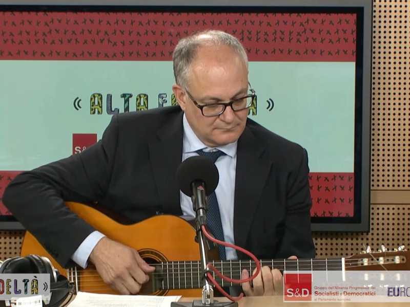 Clamoroso, Gualtieri non suona la chitarra per Guccini