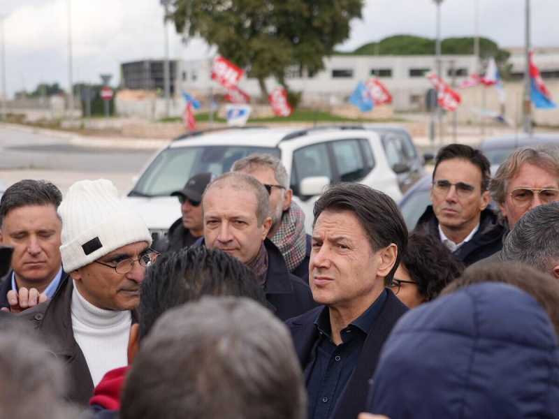 Conte e Turco con i lavoratori Baritech (foto Gabriele De Campis) <br />