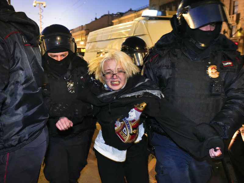 Proteste (e arresti) a San Pietroburgo. Manifestazione contro la guerra in Ucraina, febbraio 2022 (LaPresse)