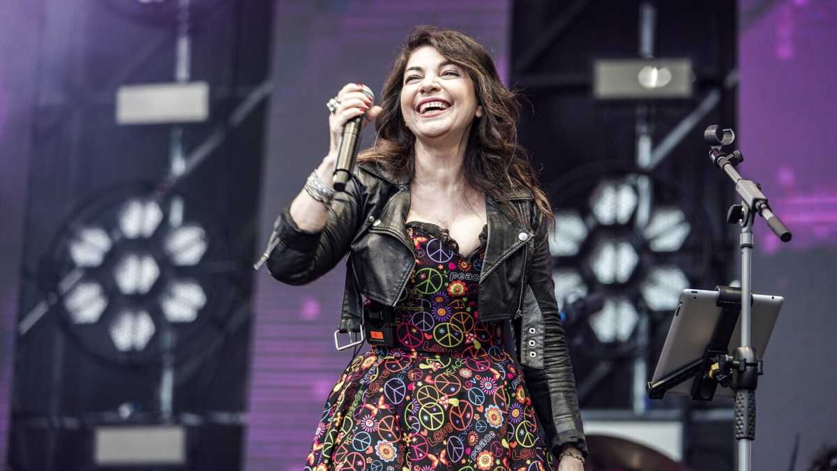 Immagine di Lady, lady Giorgia. Cristina D'Avena alla festa del partito di Meloni: "C'è simpatia"