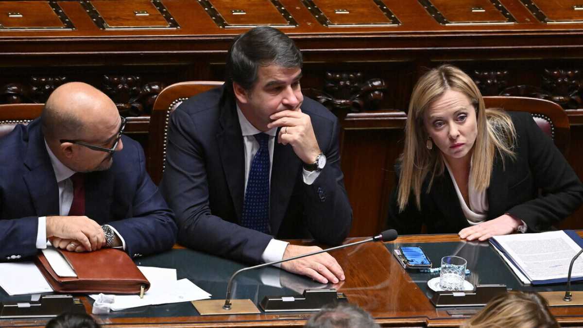 Immagine di Sulle armi all'Ucraina il governo Meloni è compatto. Ma Pd e M5s si spaccano